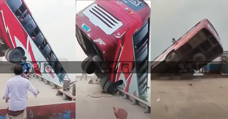 দৌলতদিয়া ঘাটে নদীতে যাত্রীবাহী বাস পড়ে যাওয়ার দৃশ্য